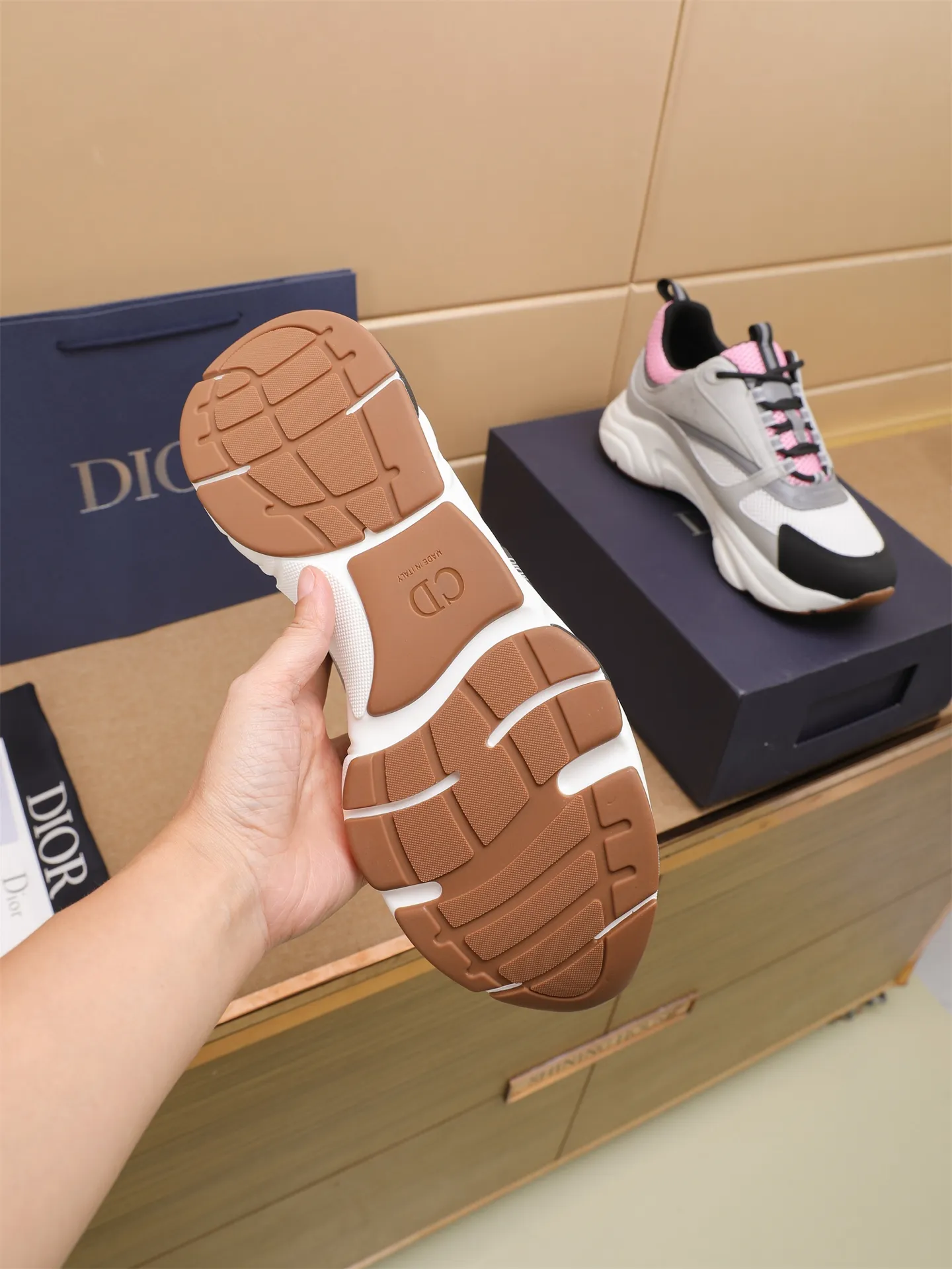 Factory price: 460💰Dior’s top version of D’s b22 men’s sports shoes. Inspired by retro running styles, the chunky low-top silhouette features gray calf leather and blue and white mesh fabric uppers, atop a black, white and blue engraved rubber sole. Nylon ribbon accents the blue mesh tongue and heel counter, and a "dio~" logo appears on the side. Pair it with a suit for a striking contrast and add a sportswear-chic edge to your look. The thick sole can be about 4cm~ Size: 38-45, [46, 47 customized]
